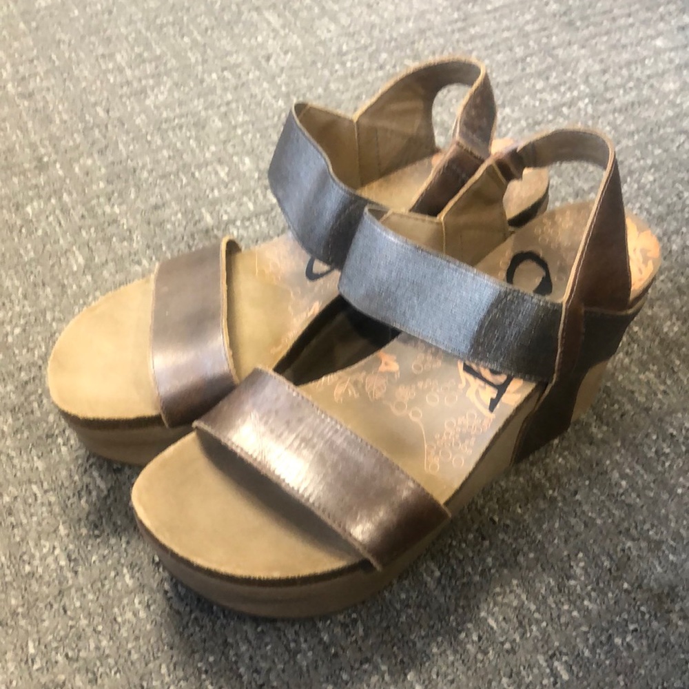 Never Worn Bushnell Wedge Sandal